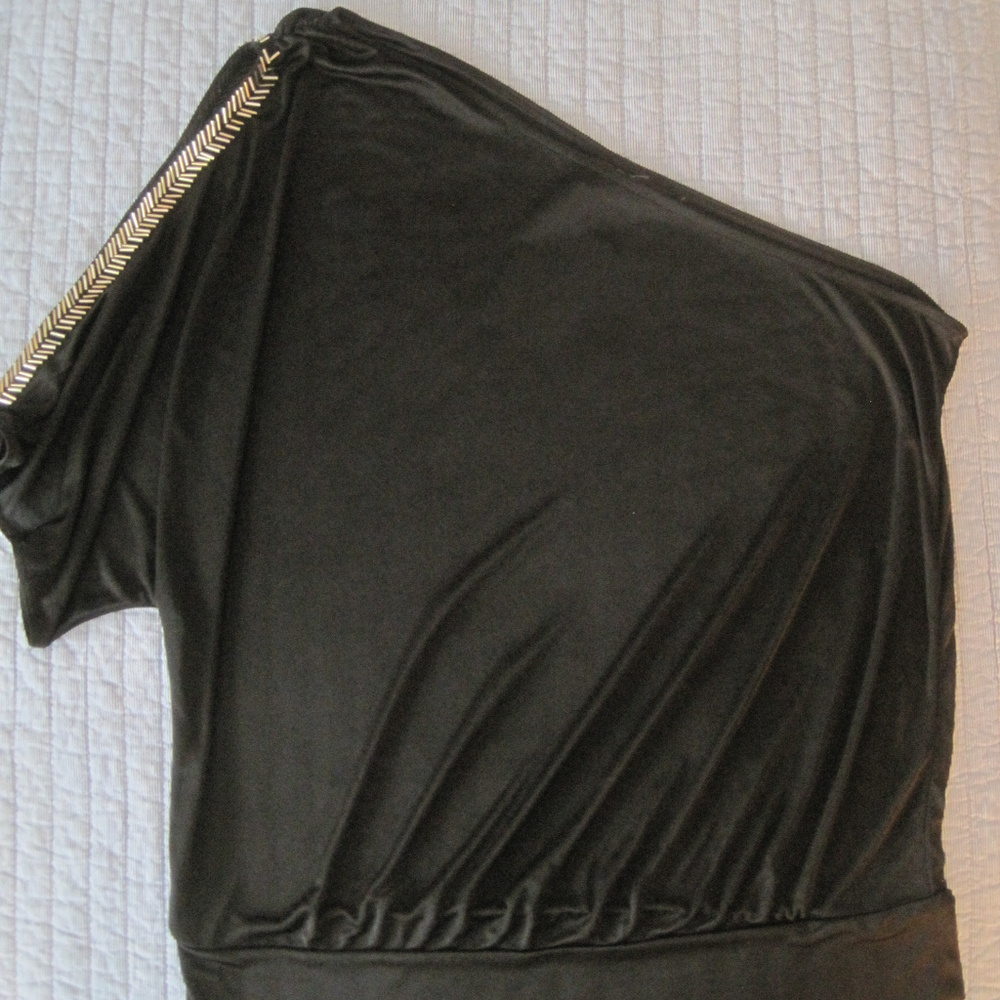 MODA INTERNATIONAL BLACK ONE BEADED SHOULDER TOP